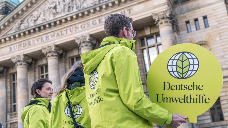 Deutsche Umwelthilfe verklagt Bayern wegen mangelndem Klimaschutz Die Deutsche Umwelthilfe wirft der bayerischen Staatsregierung vor, das eigene Klimaschutzgesetz zu ignorieren und fordert eine sofortige Überarbeitung der Maßnahmen.